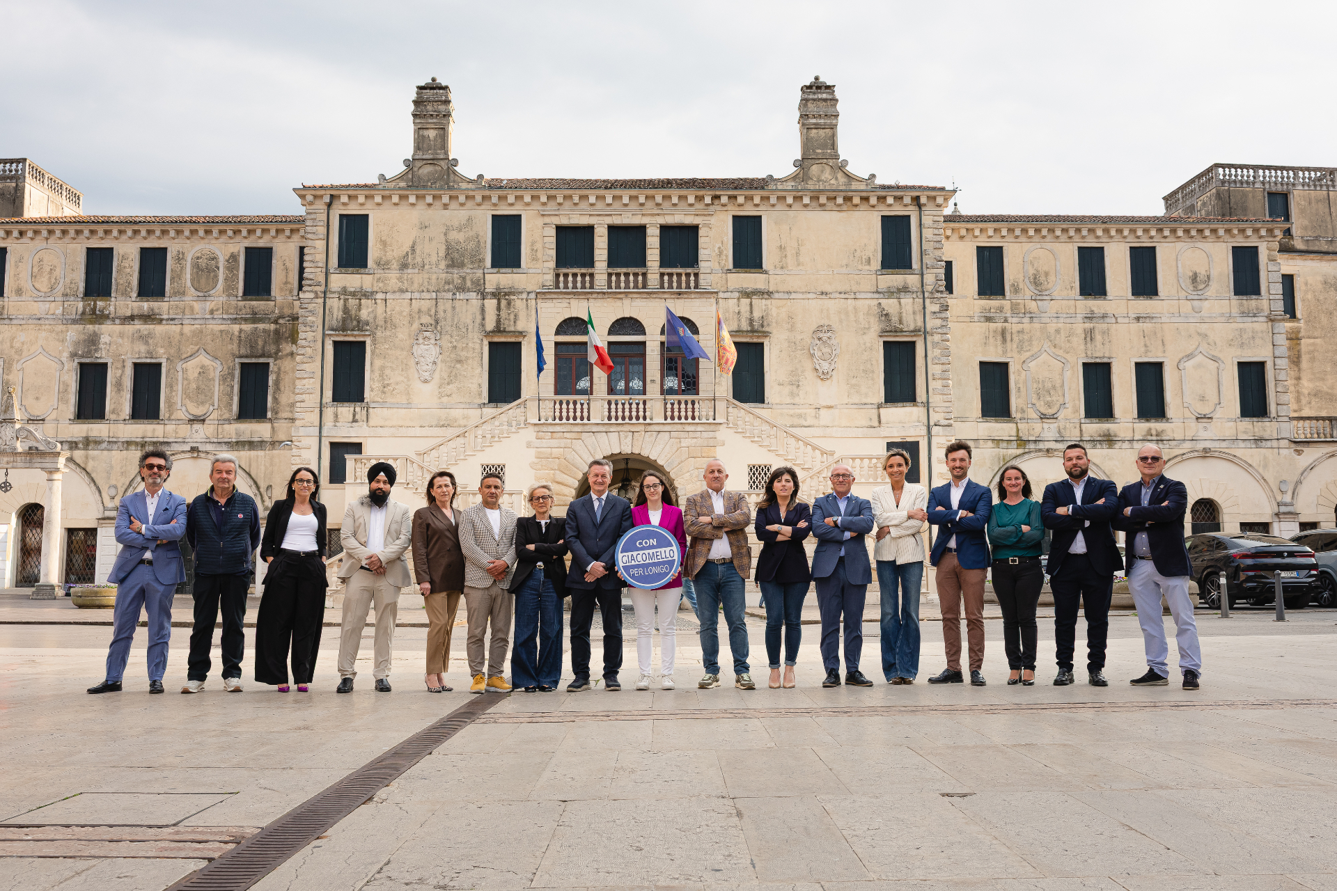 La squadra Con Giacomello per Lonigo davanti al Municipio