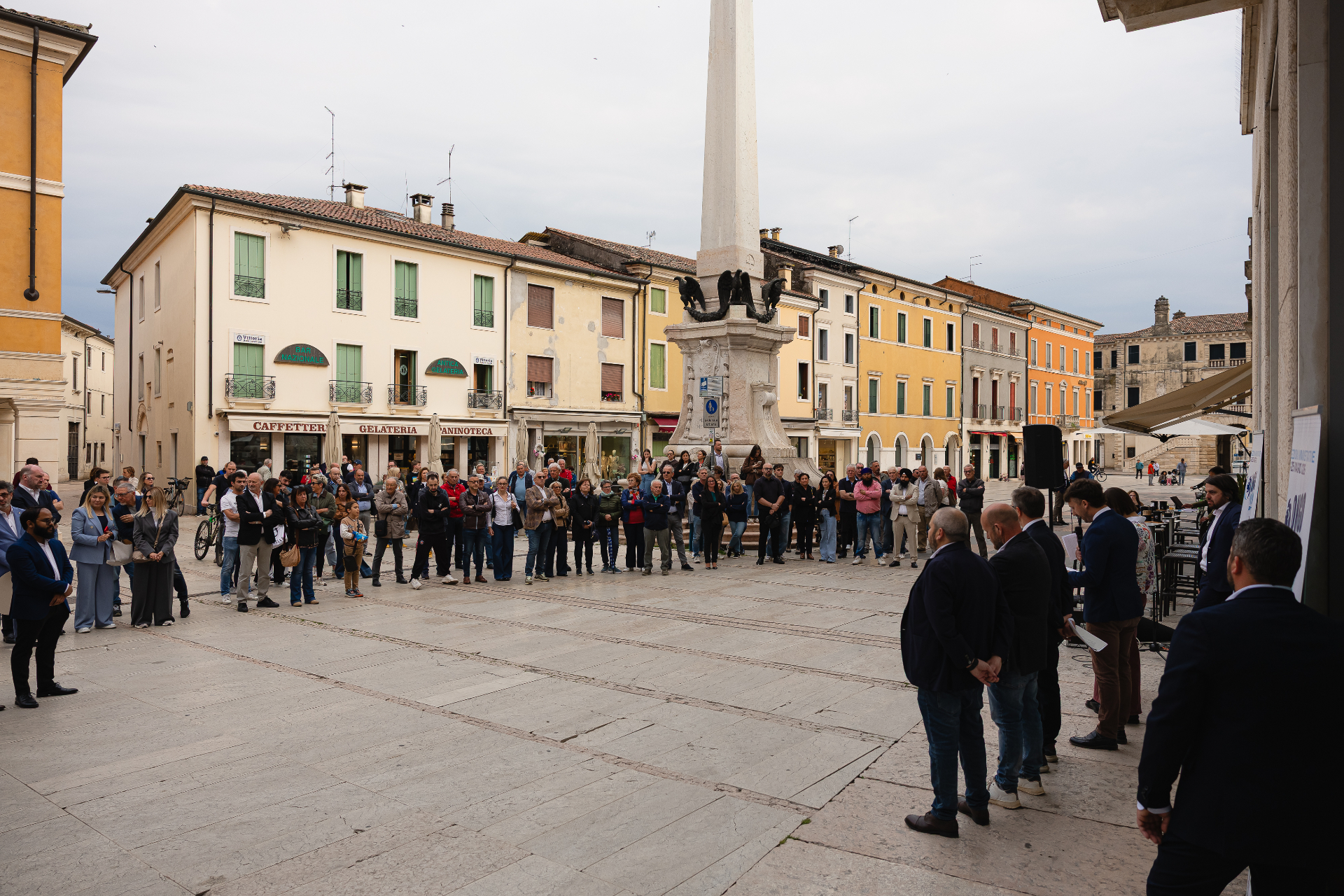 Incontro pubblico con i cittadini in Piazza Garibaldi a Lonigo