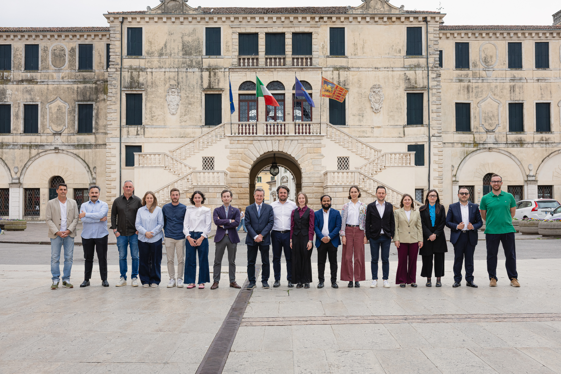 La squadra di Lonigo Veramente davanti al Municipio di Lonigo